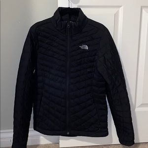 Black north face puffer. (Women’s thermoball Eco)